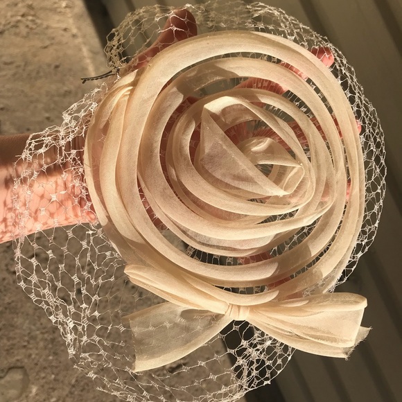 VINTAGE Lace Head Piece with Bow 🎀 - Picture 4 of 4